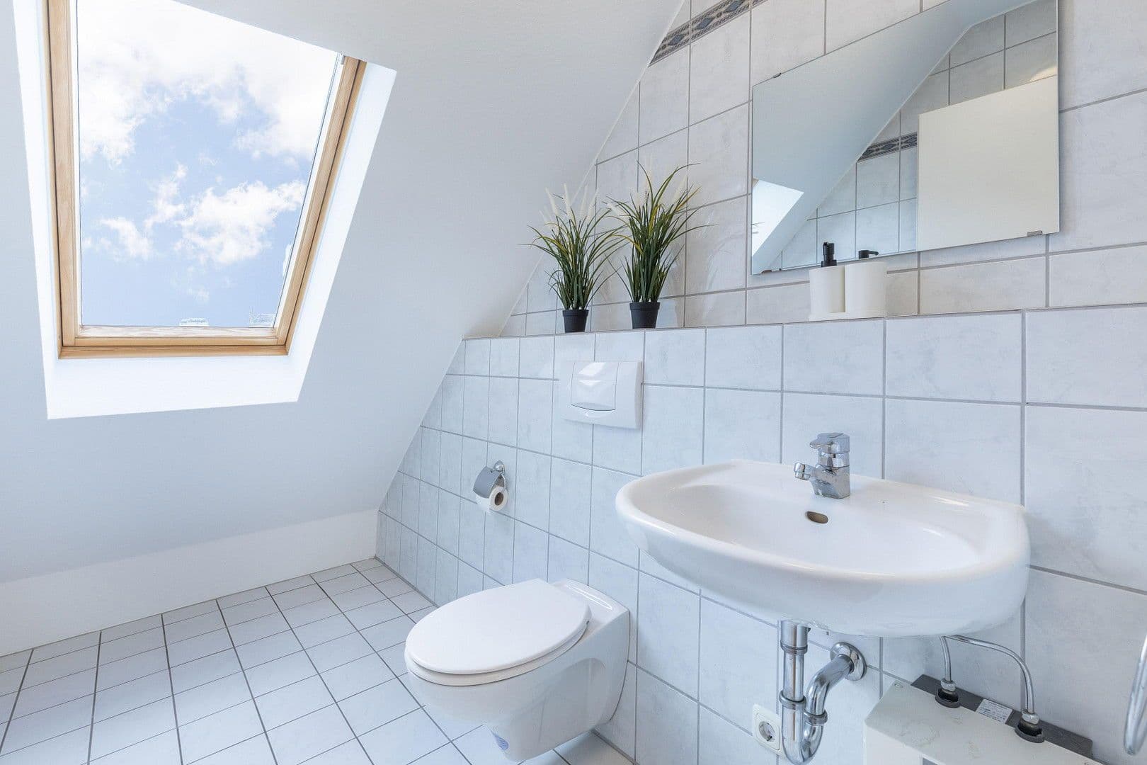 Prodej bytu 2+1 83 m², Neusserstr. 388, Köln, Severní Porýní-Vestfálsko Prodej bytu 2+1 83 m², Neusserstr. 388, Köln, Severní Porýní-Vestfálsko