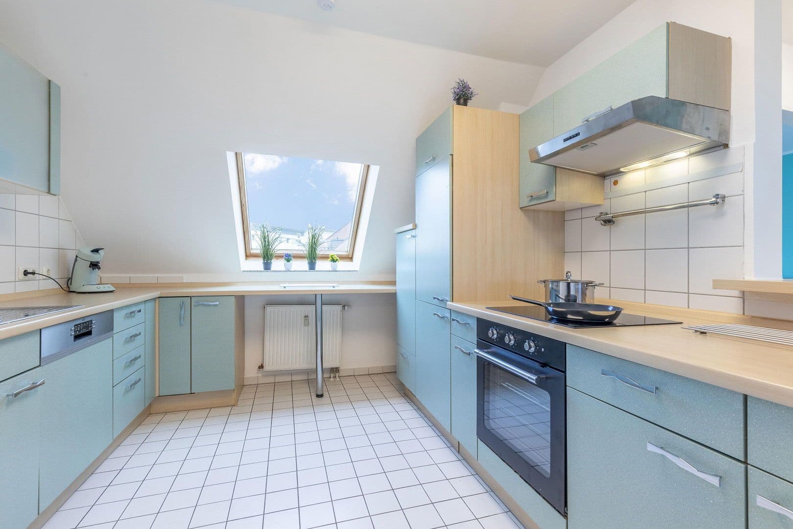 Prodej bytu 2+1 83 m², Neusserstr. 388, Köln, Severní Porýní-Vestfálsko Prodej bytu 2+1 83 m², Neusserstr. 388, Köln, Severní Porýní-Vestfálsko