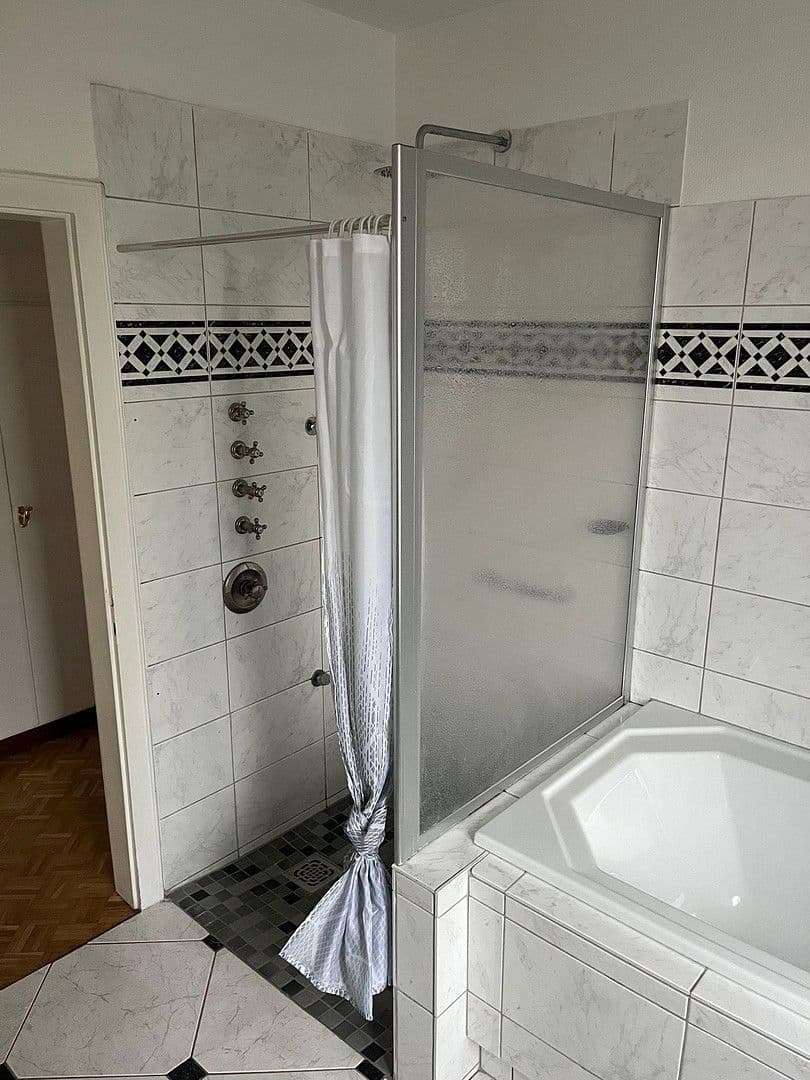 Pronájem bytu 3+1 175 m², Remscheid, Severní Porýní-Vestfálsko Pronájem bytu 3+1 175 m², Remscheid, Severní Porýní-Vestfálsko