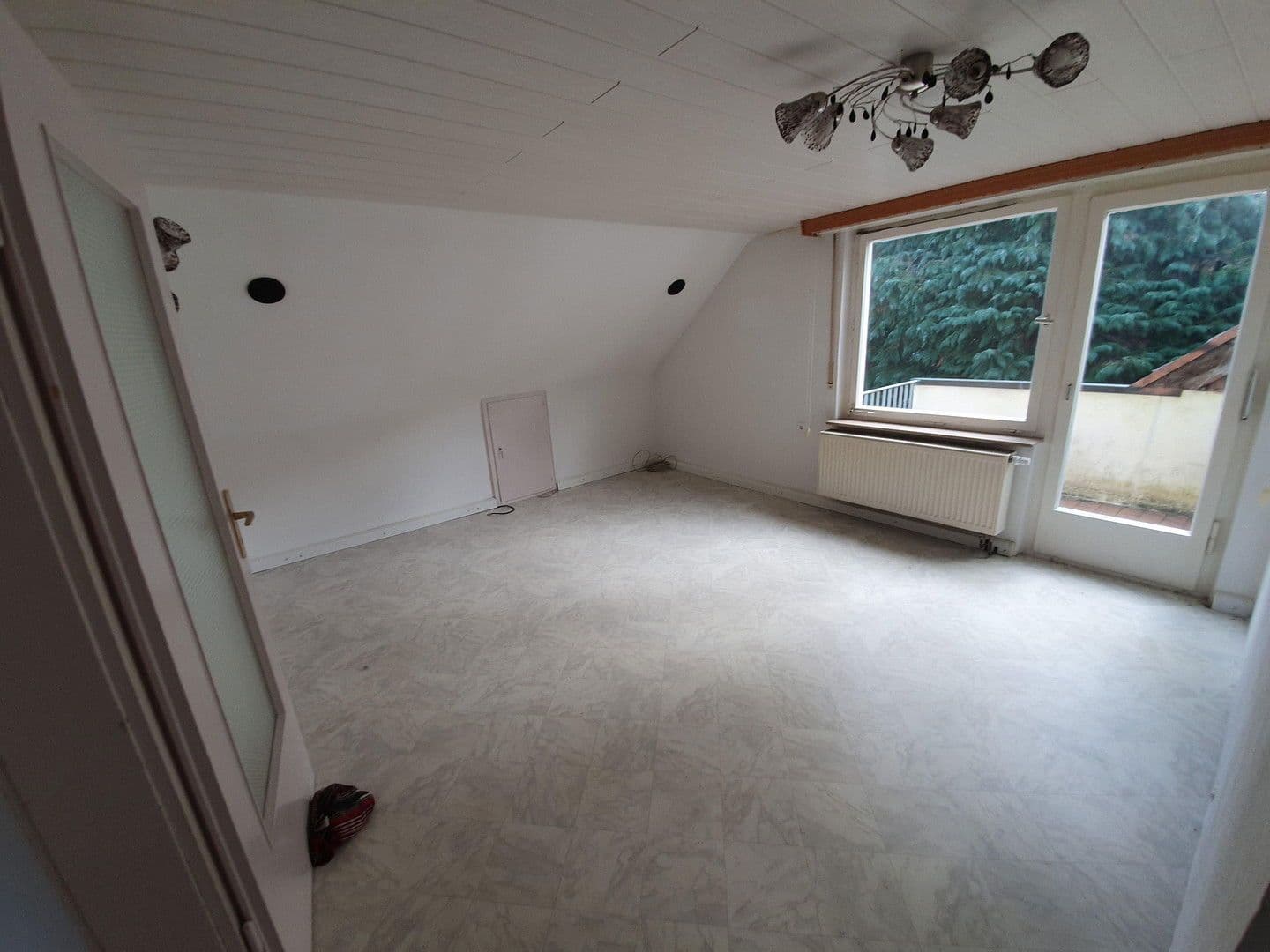 Prodej domu 260 m², pozemek 1.183 m², Häglesweg 14, Neuenbürg, Bádensko-Württembersko Prodej domu 260 m², pozemek 1.183 m², Häglesweg 14, Neuenbürg, Bádensko-Württembersko