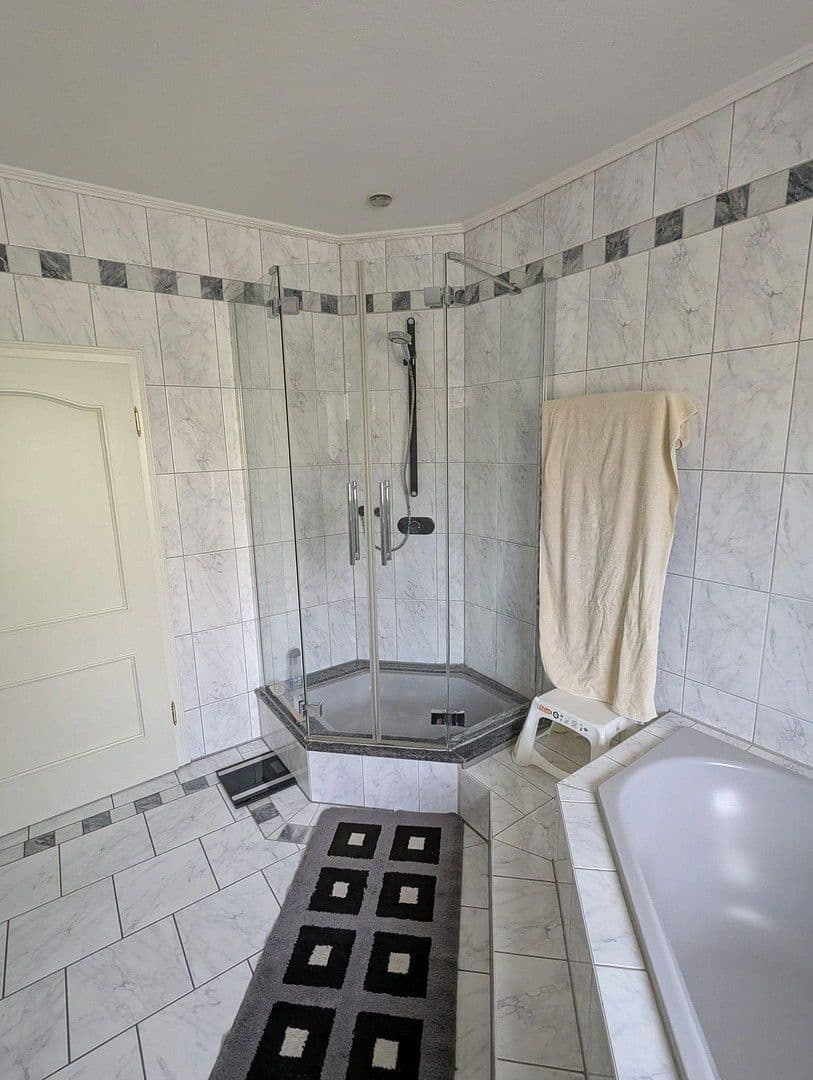 Pronájem domu 170 m², pozemek 3.000 m², Rinteln, Dolní Sasko Pronájem domu 170 m², pozemek 3.000 m², Rinteln, Dolní Sasko