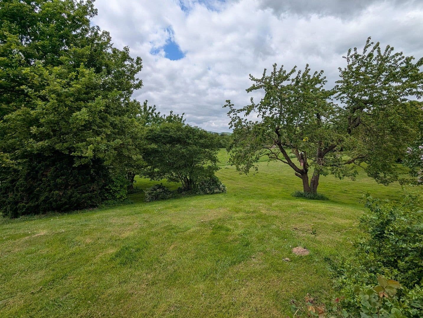 Pronájem domu 170 m², pozemek 3.000 m², Rinteln, Dolní Sasko Pronájem domu 170 m², pozemek 3.000 m², Rinteln, Dolní Sasko