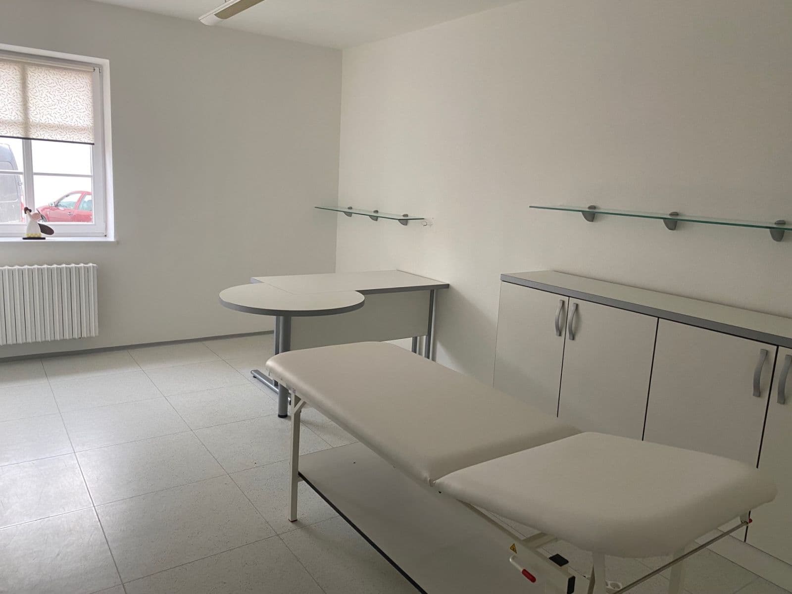 Pronájem nebytového prostoru 20 m², Květnové náměstí, Průhonice, Středočeský kraj Pronájem nebytového prostoru 20 m², Květnové náměstí, Průhonice, Středočeský kraj