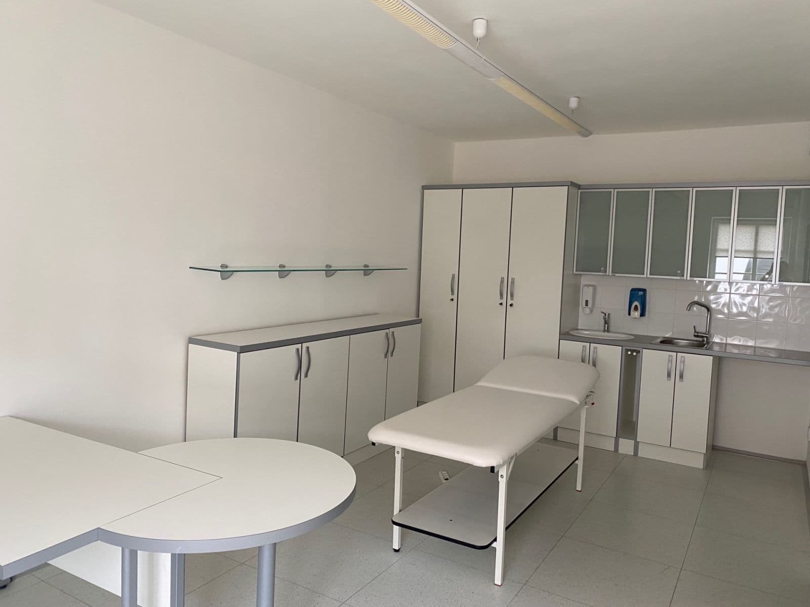 Pronájem nebytového prostoru 20 m², Květnové náměstí, Průhonice, Středočeský kraj Pronájem nebytového prostoru 20 m², Květnové náměstí, Průhonice, Středočeský kraj