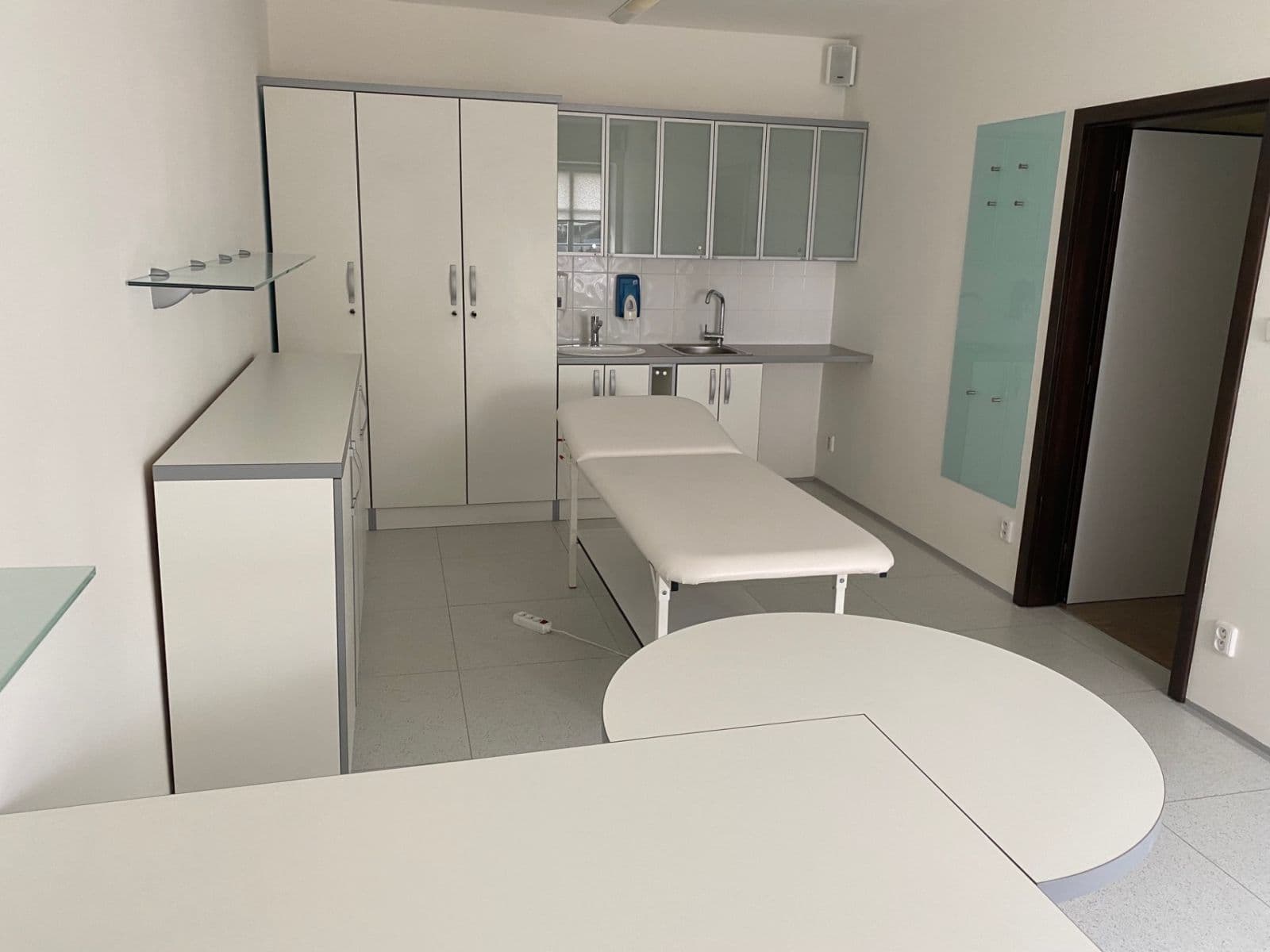 Pronájem nebytového prostoru 20 m², Květnové náměstí, Průhonice, Středočeský kraj Pronájem nebytového prostoru 20 m², Květnové náměstí, Průhonice, Středočeský kraj