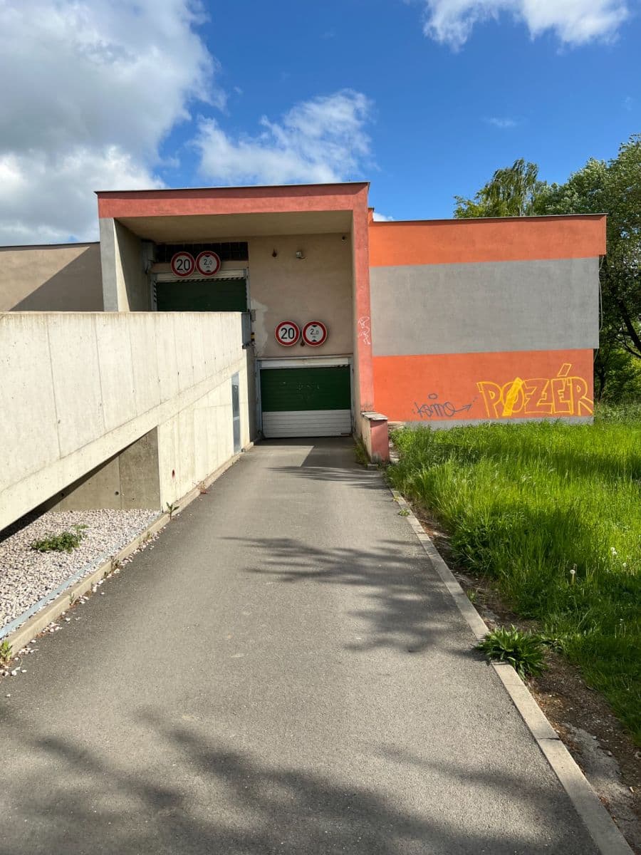 Pronájem garáže 16 m², Kladno, Středočeský kraj Pronájem garáže 16 m², Kladno, Středočeský kraj