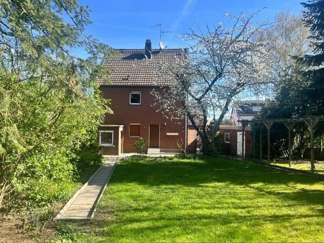 Prodej domu 120 m², pozemek 1.136 m², Stoßdorfer Straße 36, Hennef (Sieg), Severní Porýní-Vestfálsko Prodej domu 120 m², pozemek 1.136 m², Stoßdorfer Straße 36, Hennef (Sieg), Severní Porýní-Vestfálsko