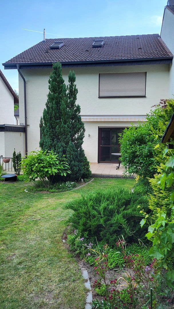 Prodej domu 195 m², pozemek 356 m², Am Waldfrieden 38, Oftersheim, Bádensko-Württembersko Prodej domu 195 m², pozemek 356 m², Am Waldfrieden 38, Oftersheim, Bádensko-Württembersko
