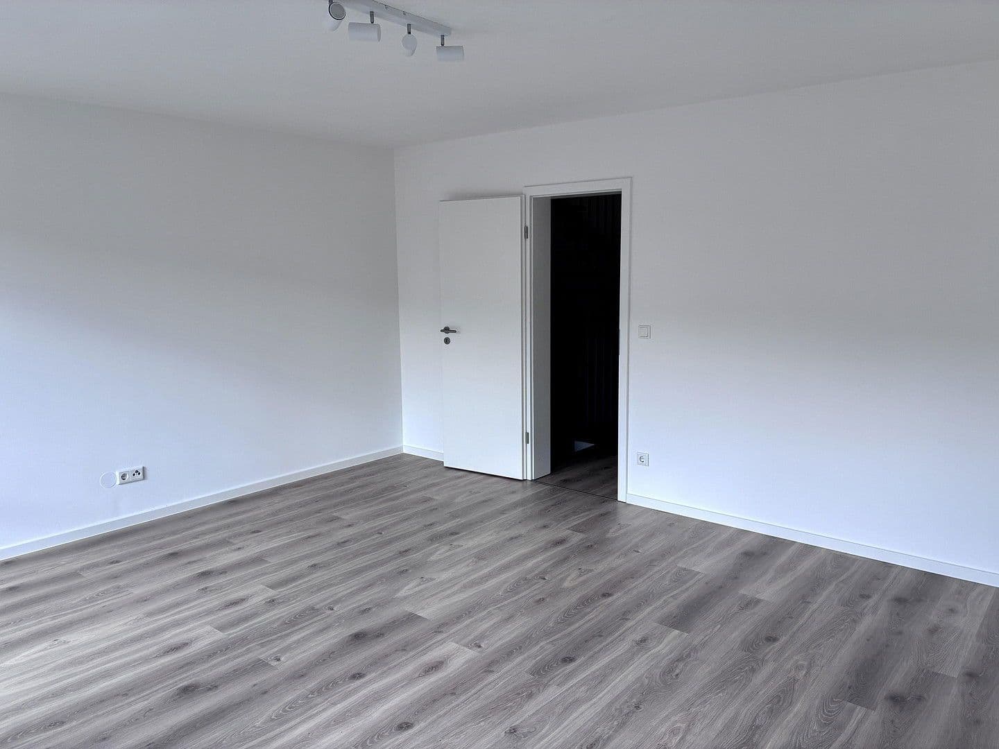 Pronájem domu 140 m², pozemek 137 m², Feucht, Bavorsko Pronájem domu 140 m², pozemek 137 m², Feucht, Bavorsko