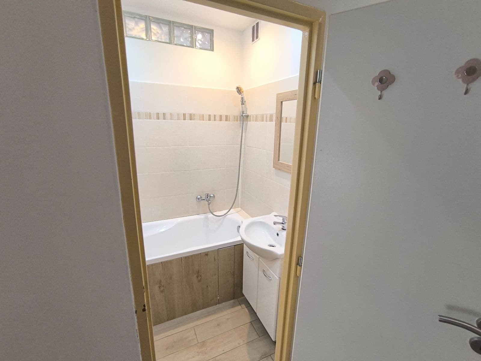 Pronájem bytu 2+1 55 m², Říjnová, Chodov, Karlovarský kraj Pronájem bytu 2+1 55 m², Říjnová, Chodov, Karlovarský kraj