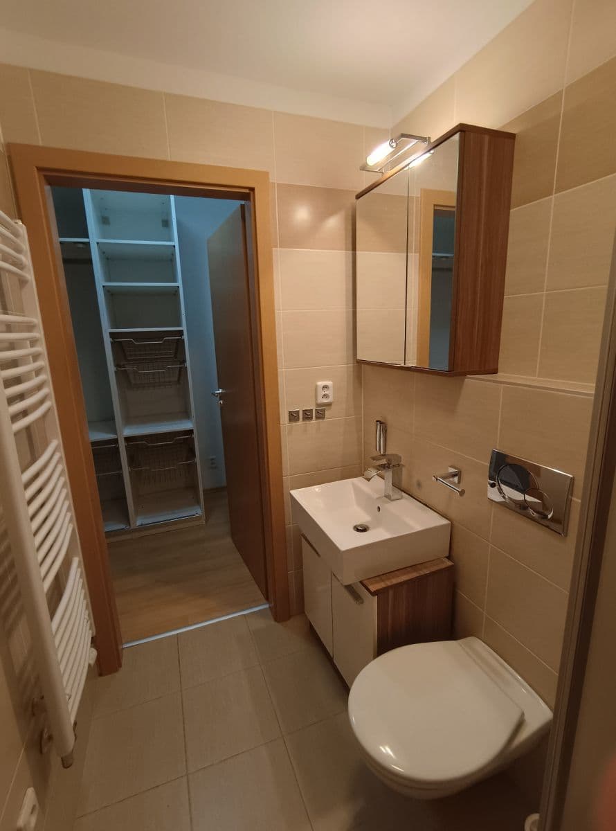 Pronájem bytu 1+kk 24 m², Ke Škole, Mníšek pod Brdy, Středočeský kraj Pronájem bytu 1+kk 24 m², Ke Škole, Mníšek pod Brdy, Středočeský kraj