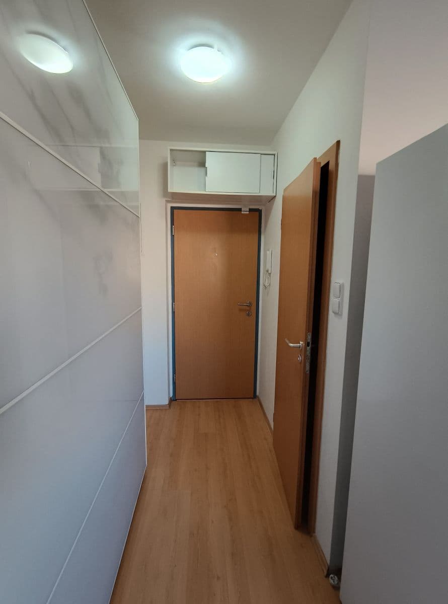 Pronájem bytu 1+kk 24 m², Ke Škole, Mníšek pod Brdy, Středočeský kraj Pronájem bytu 1+kk 24 m², Ke Škole, Mníšek pod Brdy, Středočeský kraj