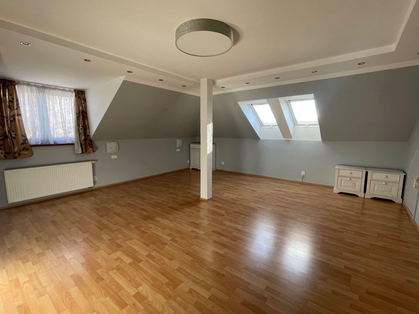 Pronájem domu 400 m², pozemek 2.000 m², Roblín, Středočeský kraj Pronájem domu 400 m², pozemek 2.000 m², Roblín, Středočeský kraj