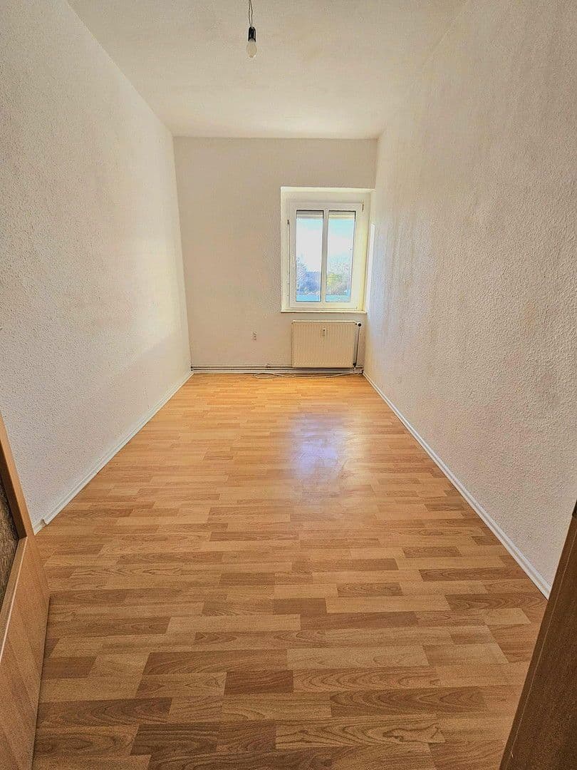 Pronájem bytu 4+1 83 m², Ernst-Thälmann-Str 9, Böhlen, Sasko Pronájem bytu 4+1 83 m², Ernst-Thälmann-Str 9, Böhlen, Sasko