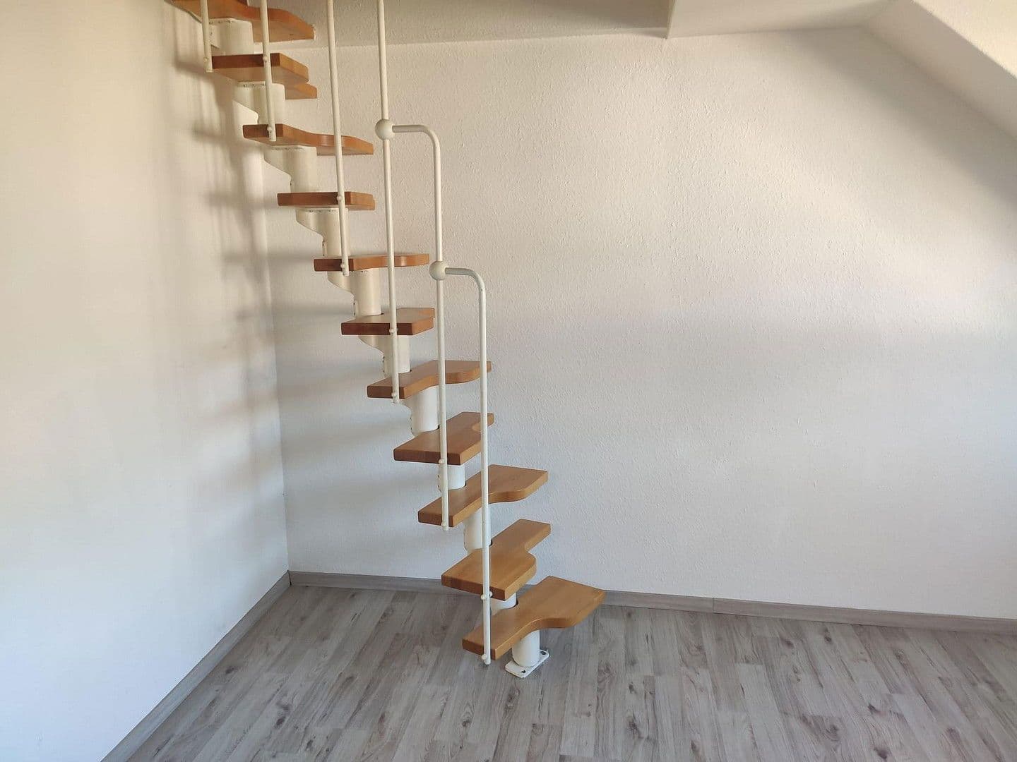 Pronájem bytu 1+1 20 m², Bergstaffelstraße 4, Stuttgart, Bádensko-Württembersko Pronájem bytu 1+1 20 m², Bergstaffelstraße 4, Stuttgart, Bádensko-Württembersko