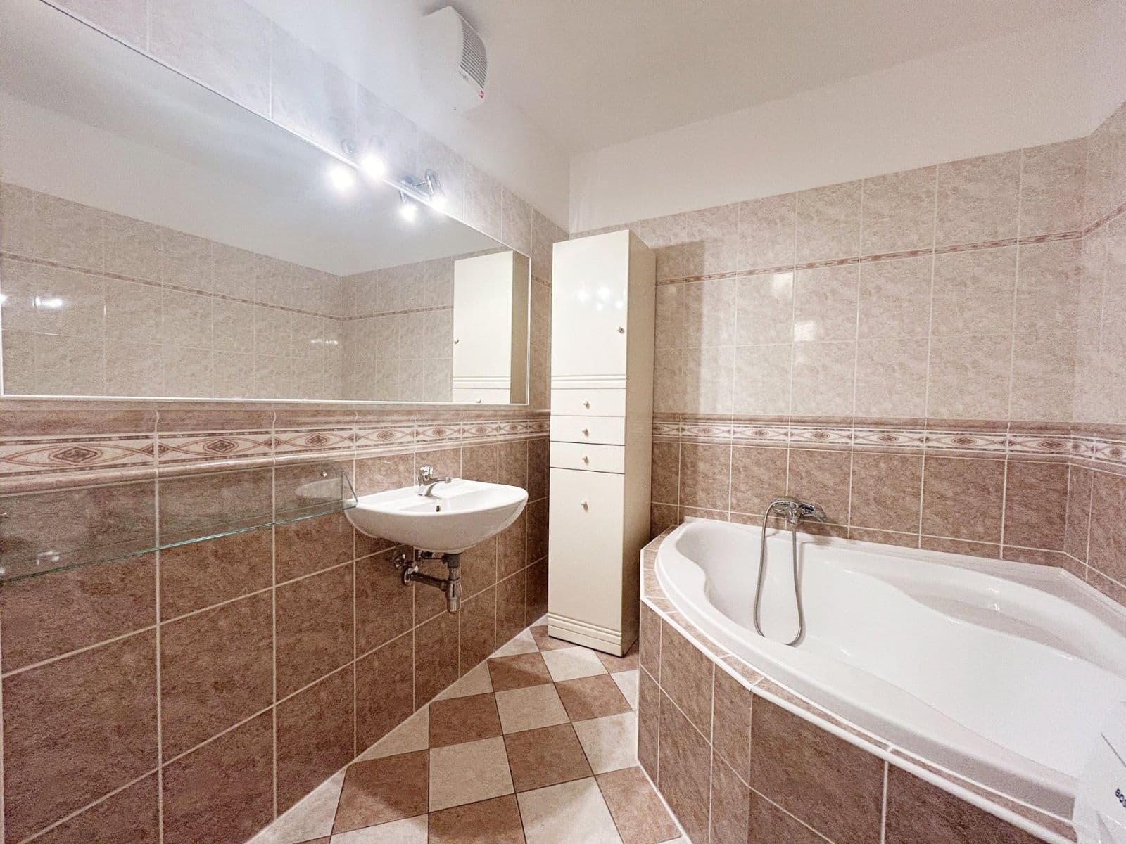 Pronájem bytu 2+kk 76 m², nám. T.G.Masaryka, Poděbrady, Středočeský kraj Pronájem bytu 2+kk 76 m², nám. T.G.Masaryka, Poděbrady, Středočeský kraj