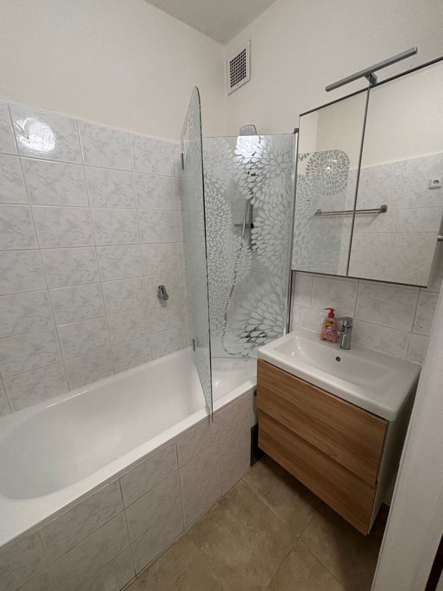 Pronájem bytu 3+1 85 m², Gončarenkova, Praha, Praha Pronájem bytu 3+1 85 m², Gončarenkova, Praha, Praha