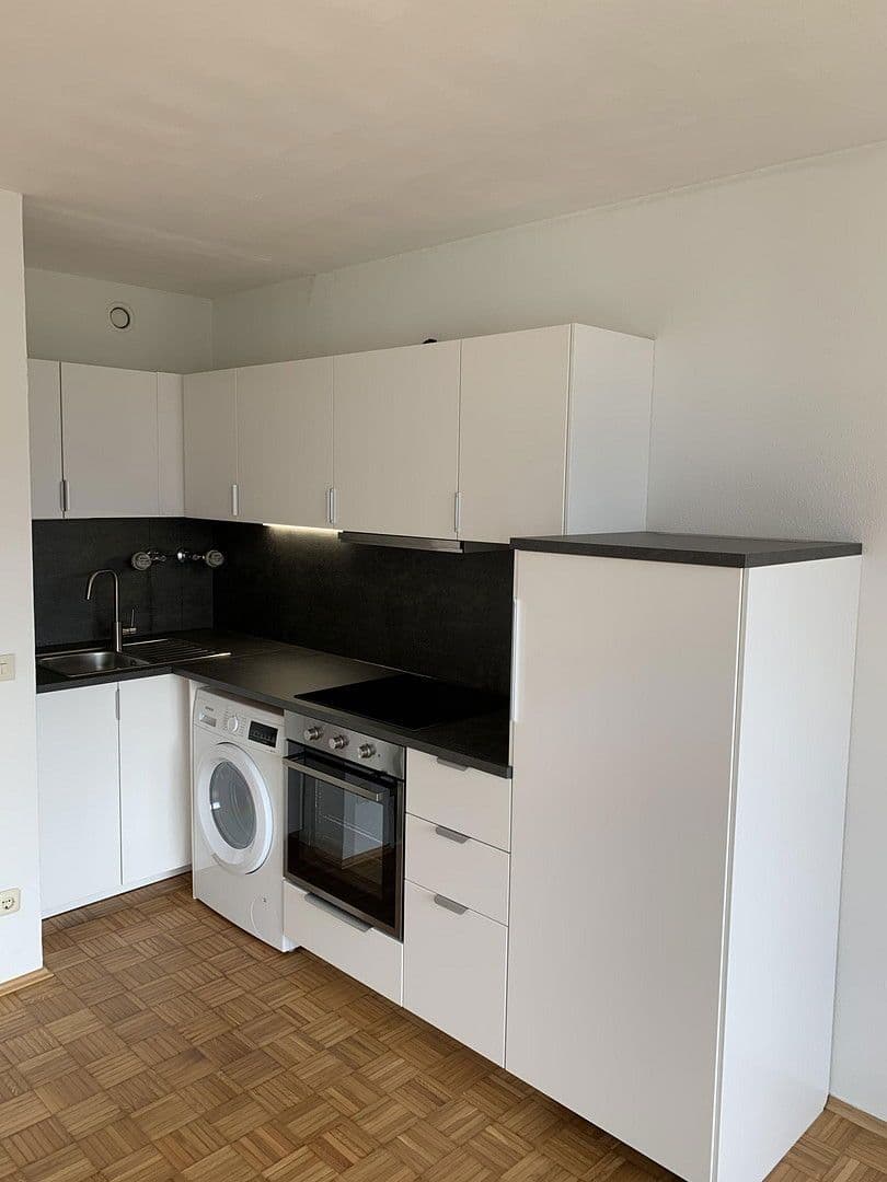 Pronájem bytu 1+1 34 m², Riesenfeldstrasse, München, Bavorsko Pronájem bytu 1+1 34 m², Riesenfeldstrasse, München, Bavorsko