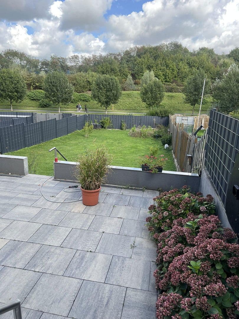 Pronájem domu 260 m², pozemek 430 m², Herrmann Rinne Str. 34, Duisburg, Severní Porýní-Vestfálsko Pronájem domu 260 m², pozemek 430 m², Herrmann Rinne Str. 34, Duisburg, Severní Porýní-Vestfálsko