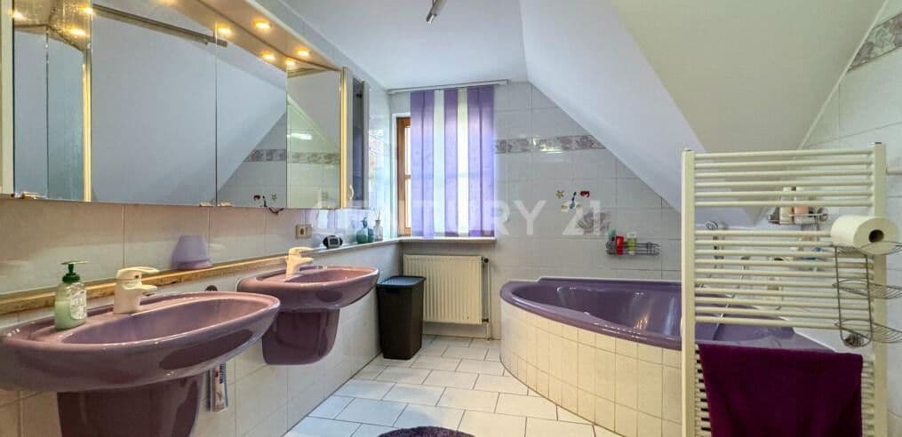 Pronájem bytu 6+1 148 m², Hutstraße 15, 18, Itzgrund, Bavorsko Pronájem bytu 6+1 148 m², Hutstraße 15, 18, Itzgrund, Bavorsko