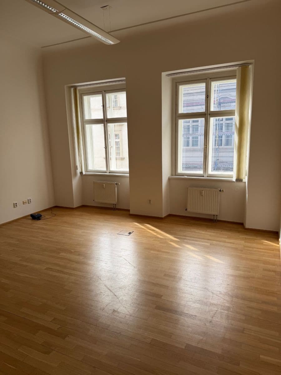 Pronájem kanceláře 28 m², Karmelitská, Praha, Praha Pronájem kanceláře 28 m², Karmelitská, Praha, Praha
