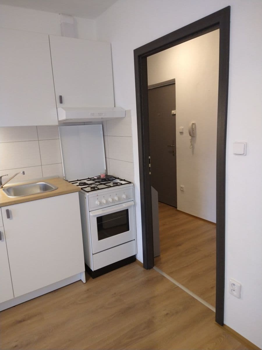 Pronájem bytu 2+kk 34 m², nábřeží Závodu míru, Pardubice, Pardubický kraj Pronájem bytu 2+kk 34 m², nábřeží Závodu míru, Pardubice, Pardubický kraj