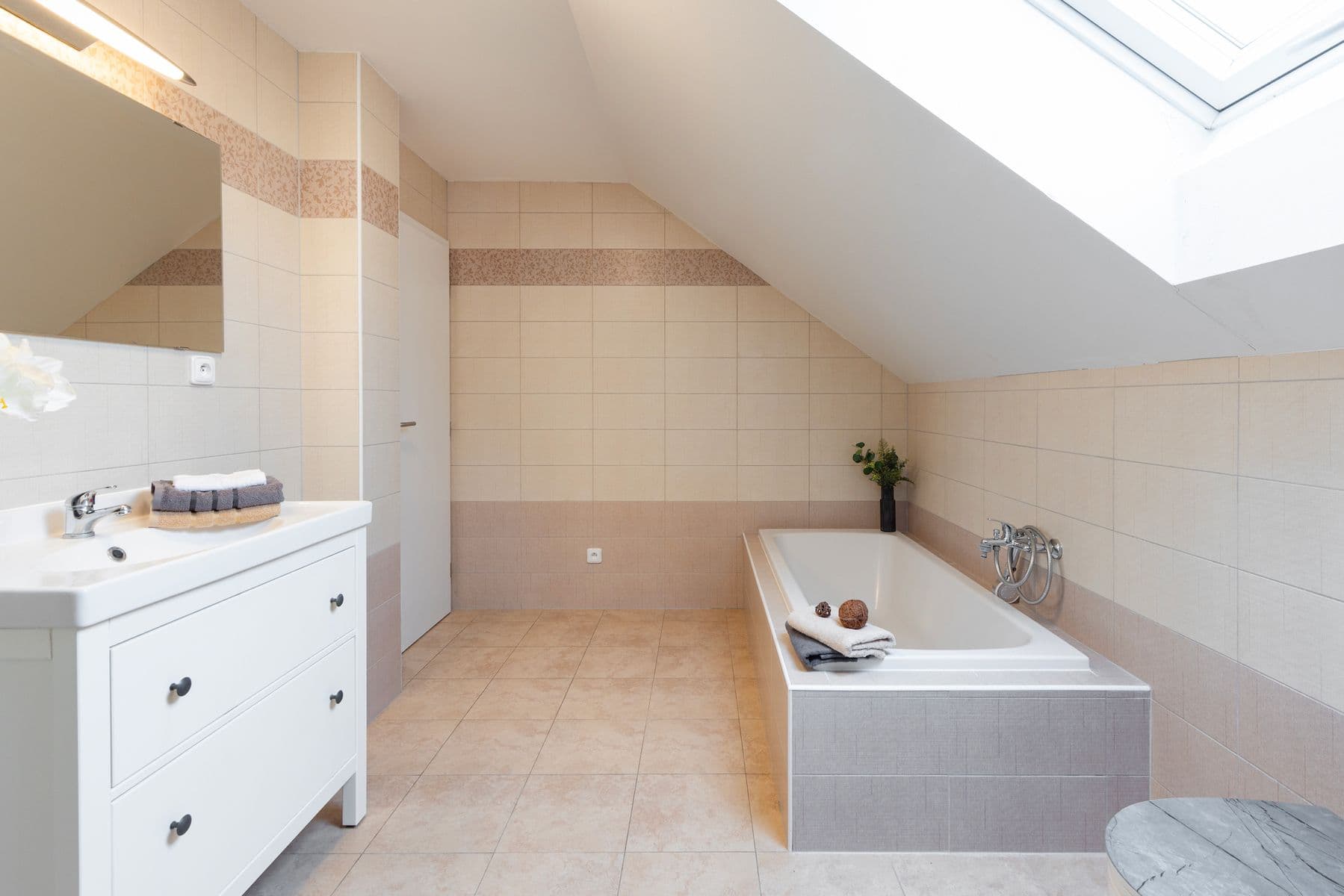 Prodej bytu 4+1 129 m², K Vidouši, Unhošť, Středočeský kraj Prodej bytu 4+1 129 m², K Vidouši, Unhošť, Středočeský kraj