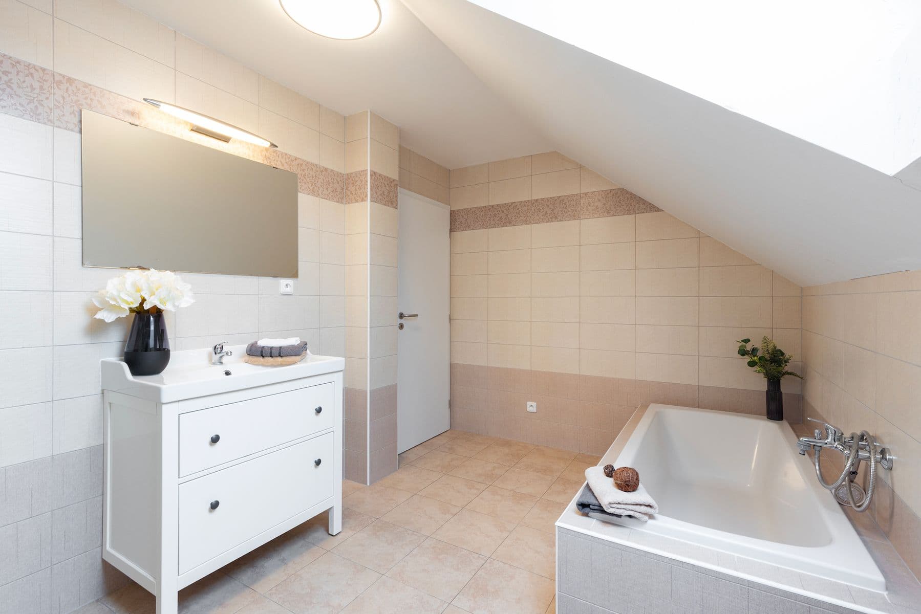 Prodej bytu 4+1 129 m², K Vidouši, Unhošť, Středočeský kraj Prodej bytu 4+1 129 m², K Vidouši, Unhošť, Středočeský kraj