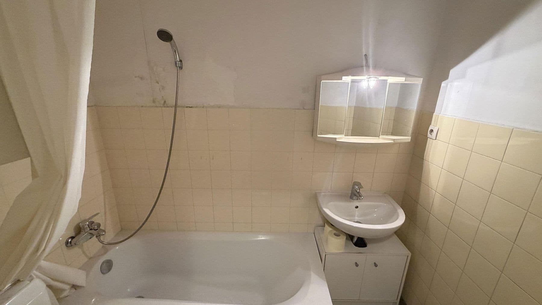 Pronájem bytu 1+1 25 m², Uferstraße 32, Innsbruck, Tyrolsko Pronájem bytu 1+1 25 m², Uferstraße 32, Innsbruck, Tyrolsko