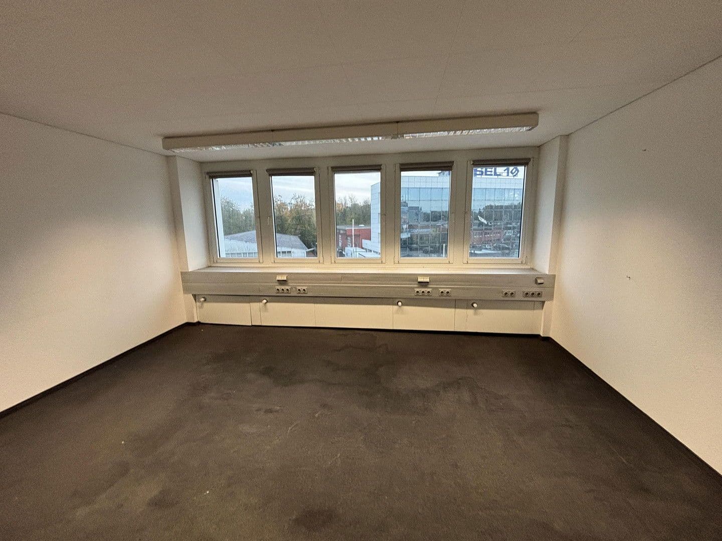 Pronájem kanceláře 600 m², Moselstr. 14, Neuss, Severní Porýní-Vestfálsko Pronájem kanceláře 600 m², Moselstr. 14, Neuss, Severní Porýní-Vestfálsko