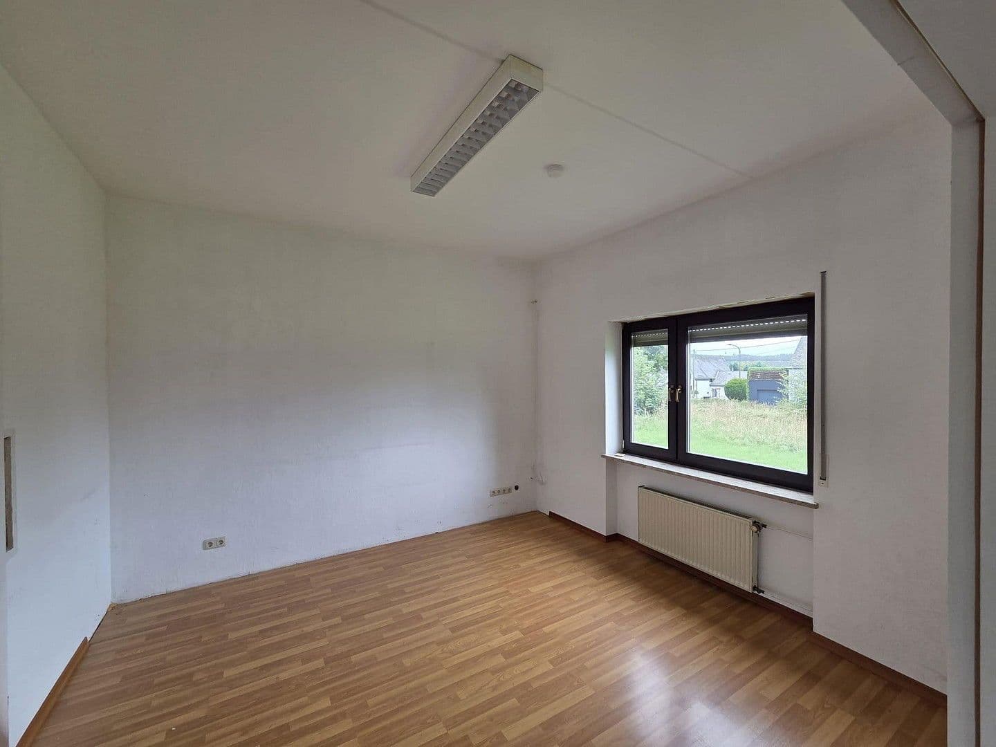 Pronájem kanceláře 140 m², Hauptstr. 68, Beuren (Hochwald), Porýní-Falc Pronájem kanceláře 140 m², Hauptstr. 68, Beuren (Hochwald), Porýní-Falc