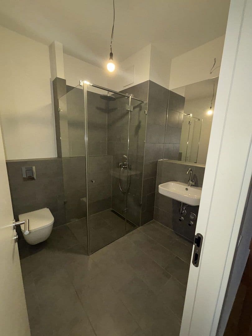 Pronájem bytu 3+1 115 m², Else-Lasker-Schüler-Straße 4, Berlin, Berlín Pronájem bytu 3+1 115 m², Else-Lasker-Schüler-Straße 4, Berlin, Berlín