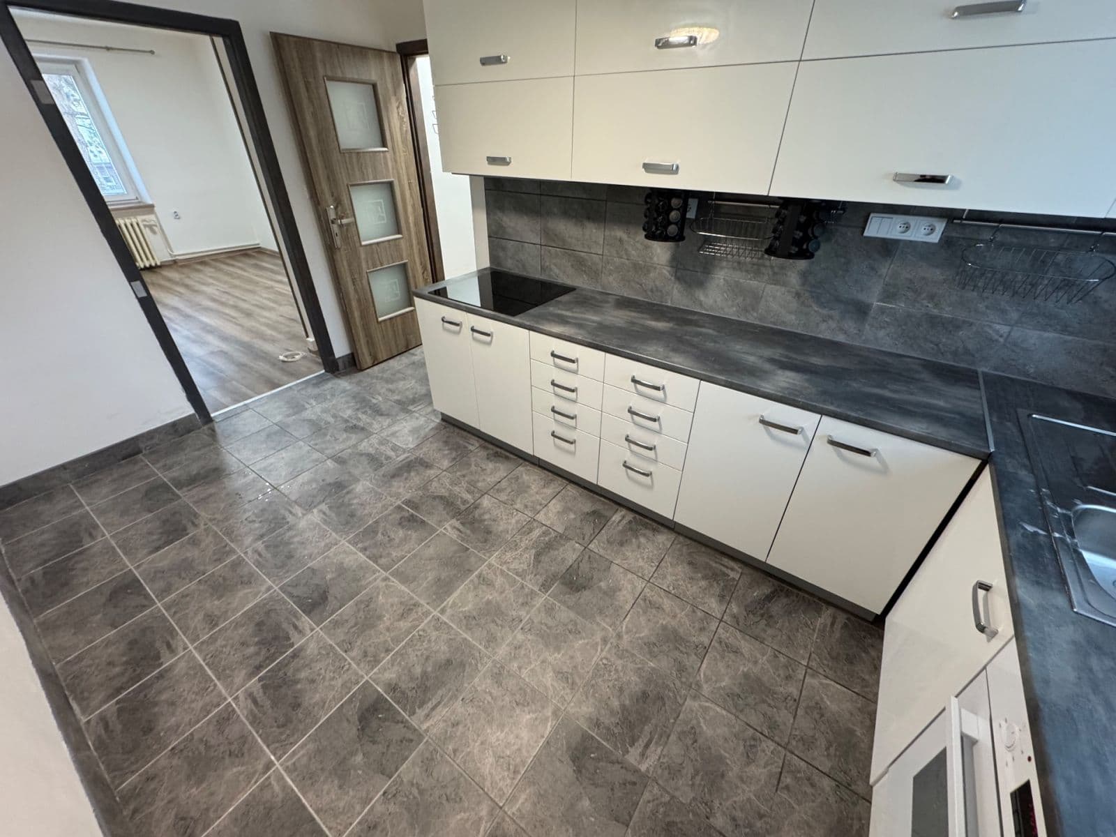 Pronájem bytu 2+1 50 m², Jilemnického, Pardubice, Pardubický kraj Pronájem bytu 2+1 50 m², Jilemnického, Pardubice, Pardubický kraj