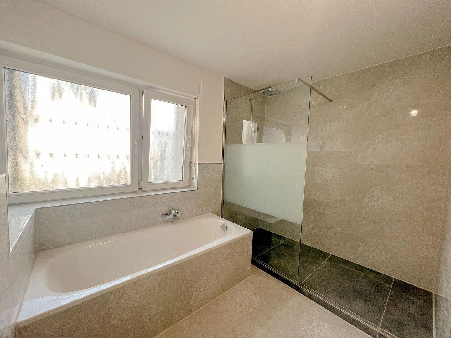 Pronájem bytu 4+1 140 m², Schillerstraße 16, Eggenstein-Leopoldshafen, Bádensko-Württembersko Pronájem bytu 4+1 140 m², Schillerstraße 16, Eggenstein-Leopoldshafen, Bádensko-Württembersko