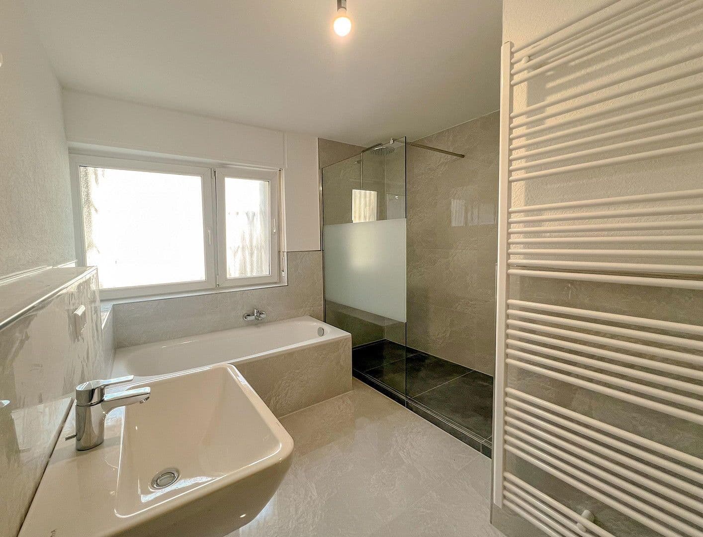 Pronájem bytu 4+1 140 m², Schillerstraße 16, Eggenstein-Leopoldshafen, Bádensko-Württembersko Pronájem bytu 4+1 140 m², Schillerstraße 16, Eggenstein-Leopoldshafen, Bádensko-Württembersko