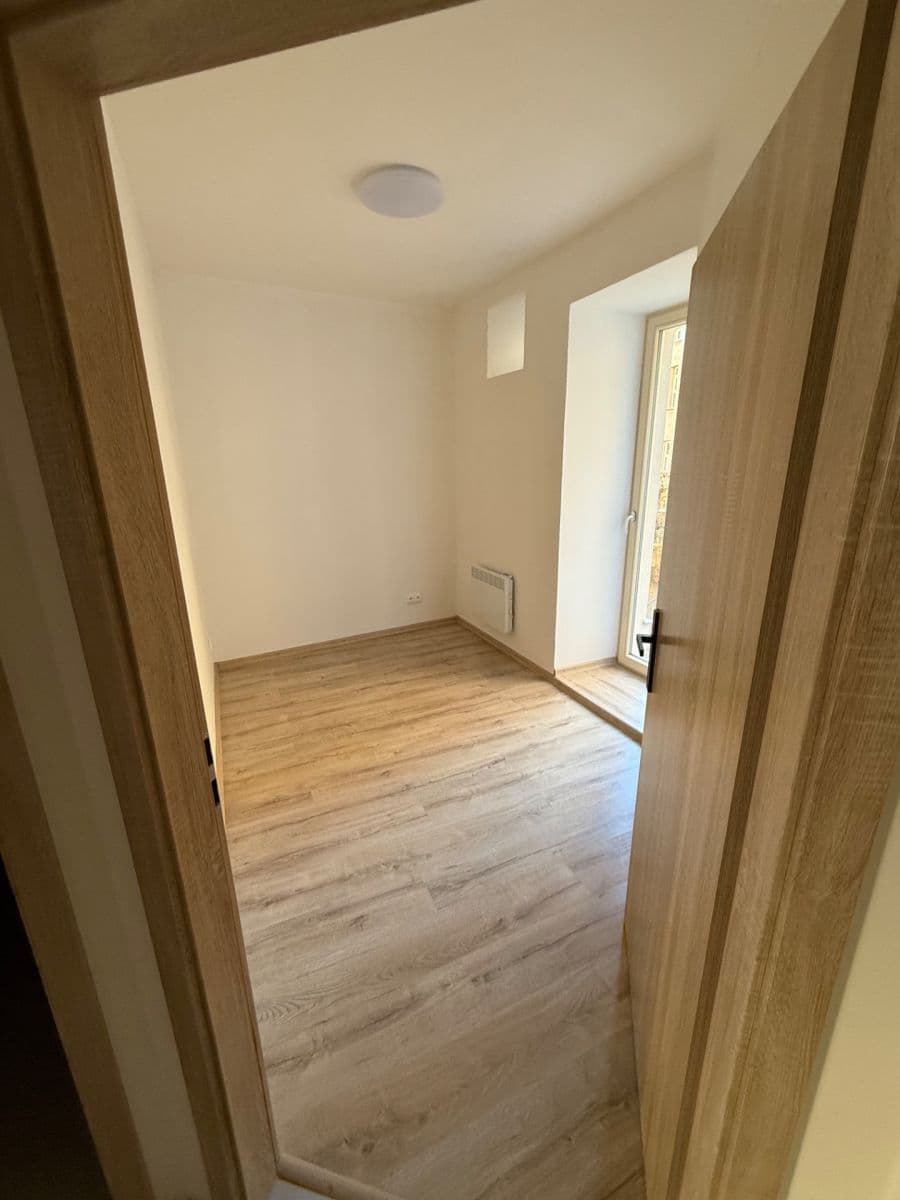 Pronájem bytu 1+kk 33 m², náměstí kpt. Otmara Chlupa, Znojmo, Jihomoravský kraj Pronájem bytu 1+kk 33 m², náměstí kpt. Otmara Chlupa, Znojmo, Jihomoravský kraj