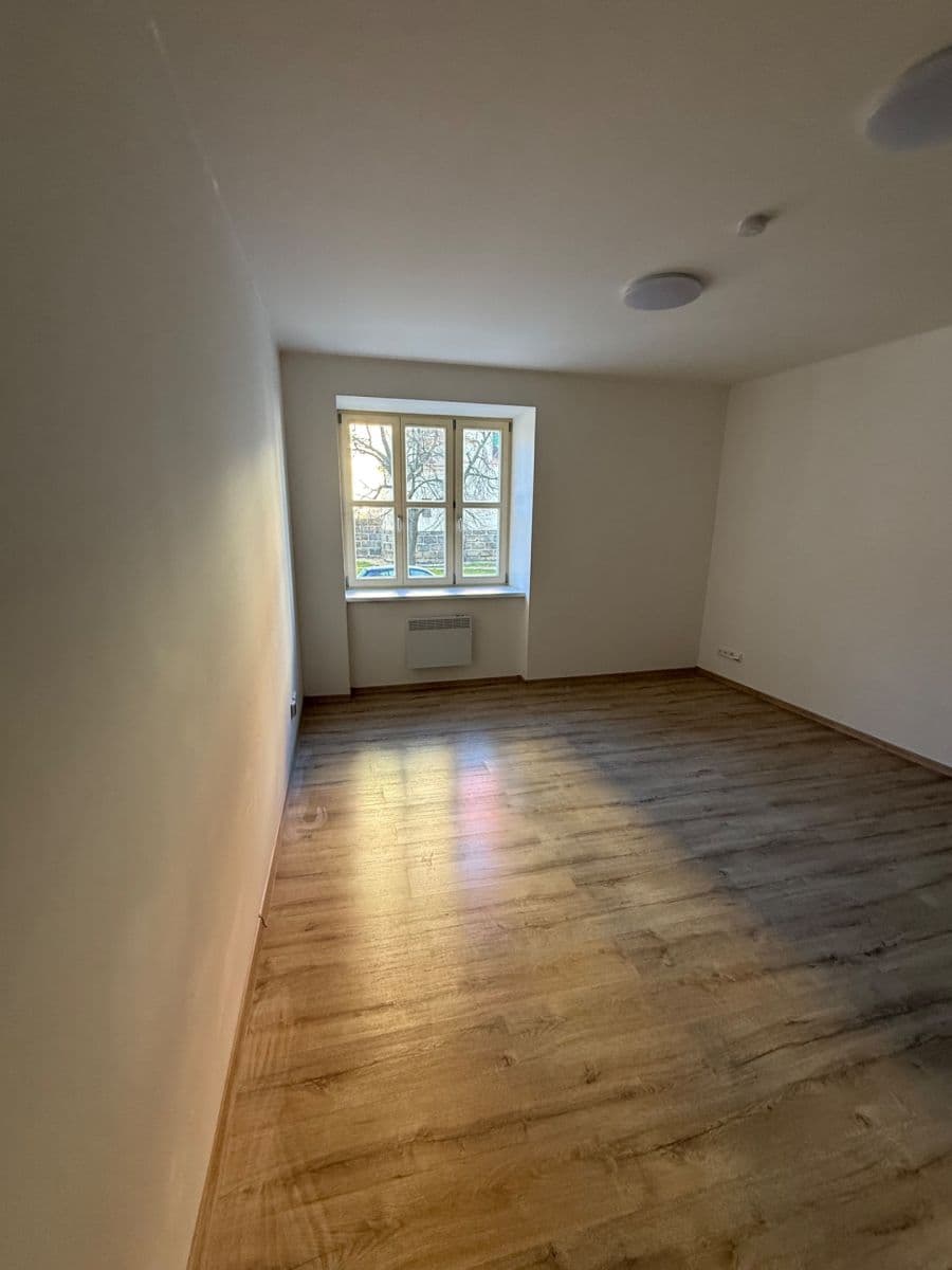 Pronájem bytu 1+kk 33 m², náměstí kpt. Otmara Chlupa, Znojmo, Jihomoravský kraj Pronájem bytu 1+kk 33 m², náměstí kpt. Otmara Chlupa, Znojmo, Jihomoravský kraj