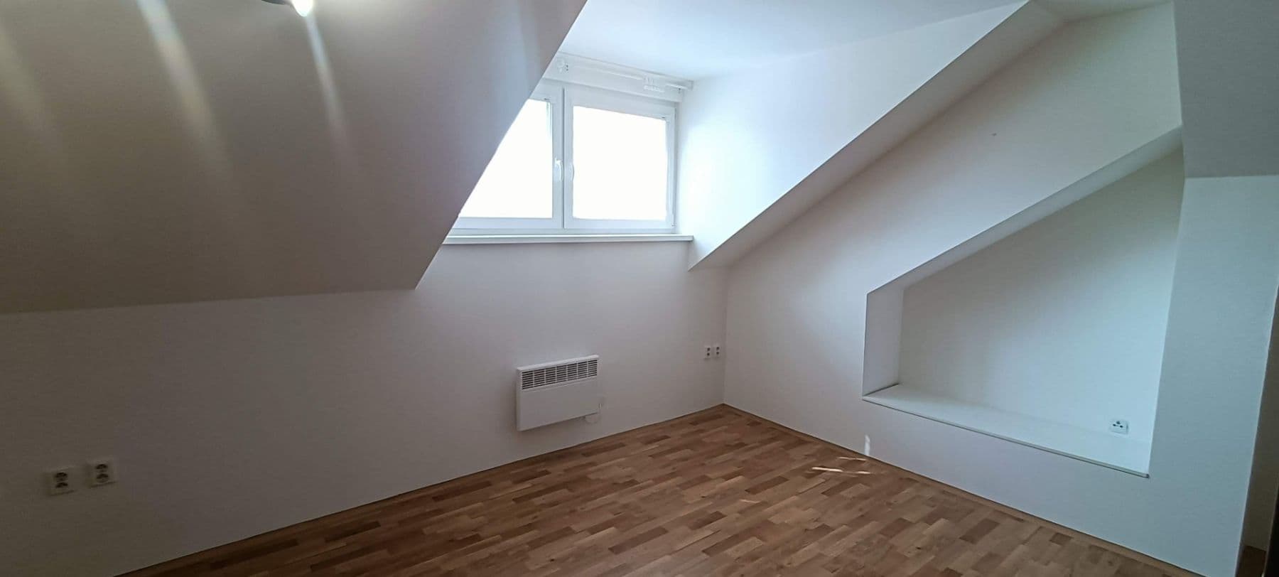 Pronájem bytu 2+kk 45 m², Hronovická, Pardubice, Pardubický kraj Pronájem bytu 2+kk 45 m², Hronovická, Pardubice, Pardubický kraj