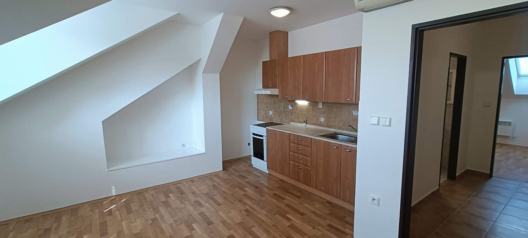 Pronájem bytu 2+kk 45 m², Hronovická, Pardubice, Pardubický kraj Pronájem bytu 2+kk 45 m², Hronovická, Pardubice, Pardubický kraj