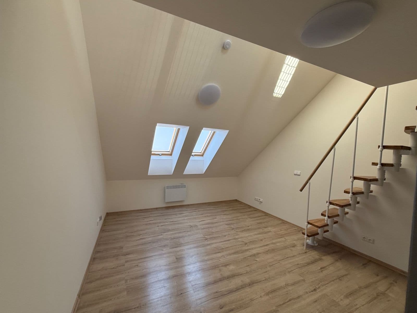 Pronájem bytu 3+kk 65 m², nám. Kpt. Otm. Chlupa, Znojmo, Jihomoravský kraj Pronájem bytu 3+kk 65 m², nám. Kpt. Otm. Chlupa, Znojmo, Jihomoravský kraj