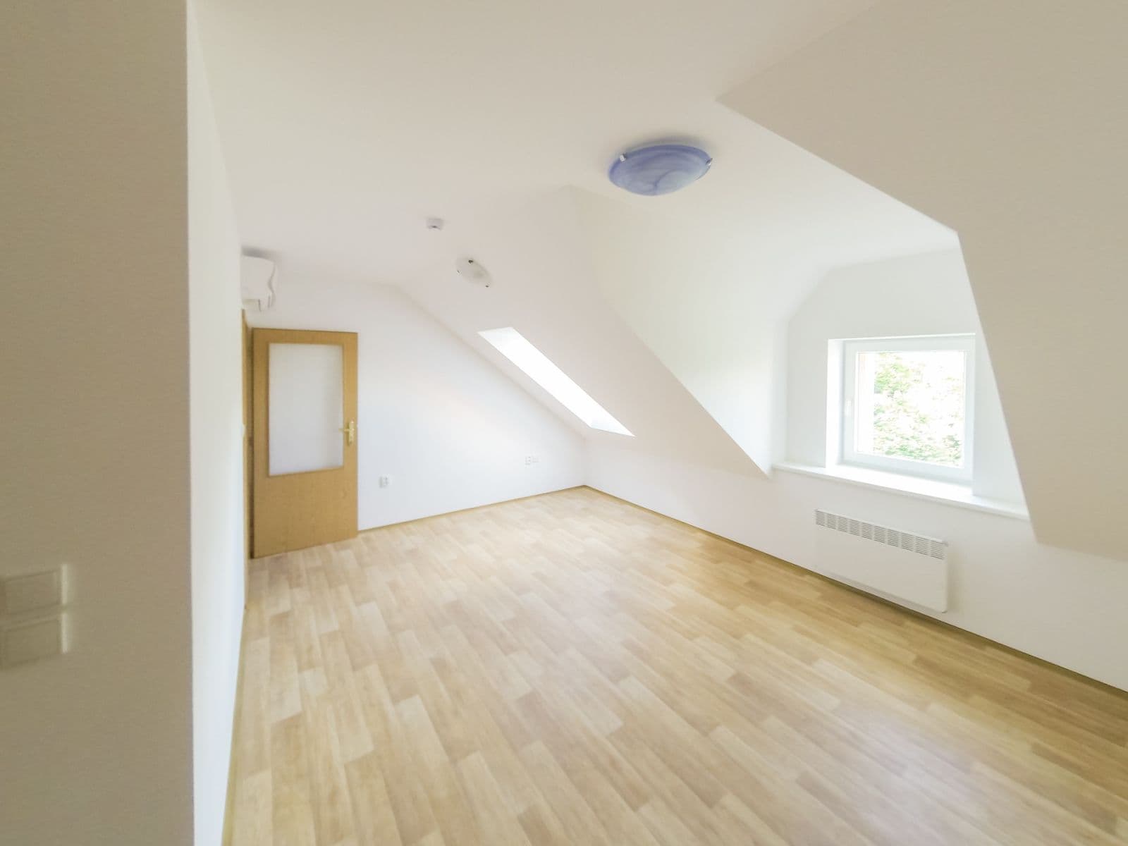 Pronájem bytu 2+kk 35 m², Bratří Čapků, Hradec Králové, Královéhradecký kraj Pronájem bytu 2+kk 35 m², Bratří Čapků, Hradec Králové, Královéhradecký kraj