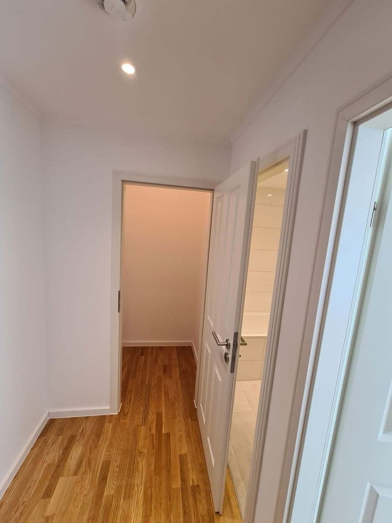 Pronájem bytu 1+1 40 m², Münchnerstr., Kr. München - Unterhaching, Bavorsko Pronájem bytu 1+1 40 m², Münchnerstr., Kr. München - Unterhaching, Bavorsko