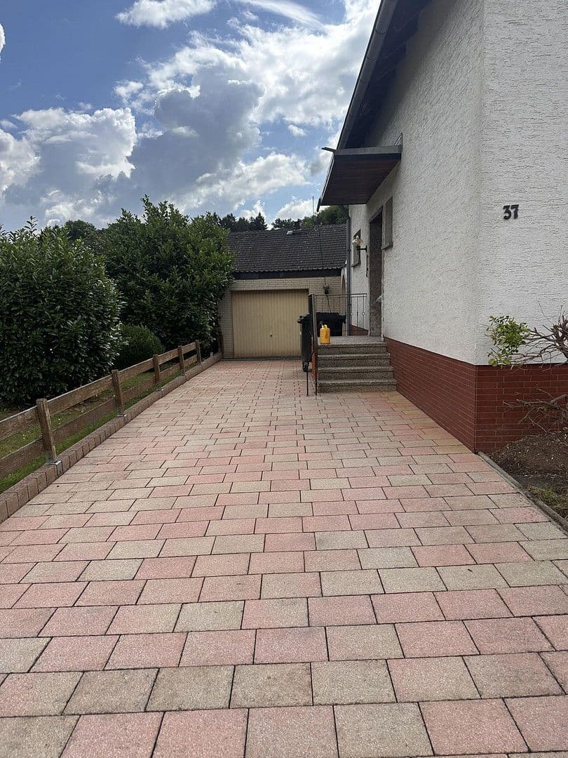 Prodej domu 145 m², pozemek 600 m², Schleiden, Severní Porýní-Vestfálsko Prodej domu 145 m², pozemek 600 m², Schleiden, Severní Porýní-Vestfálsko