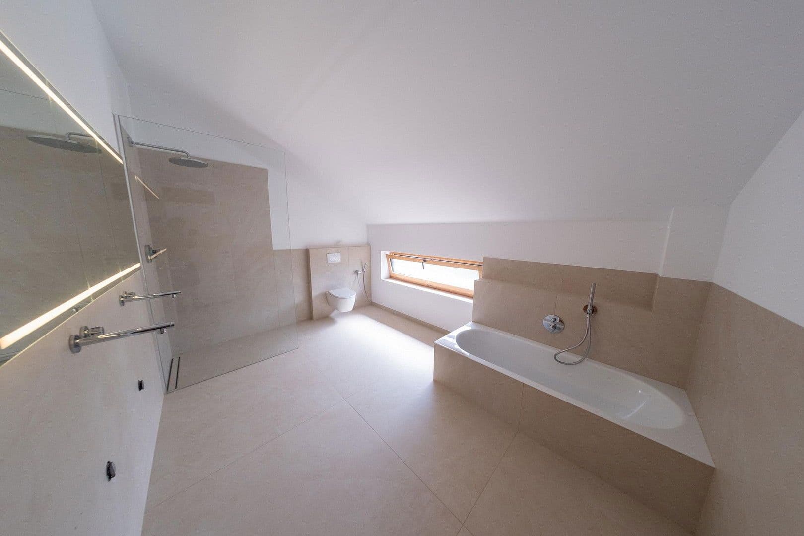 Prodej domu 260 m², pozemek 1.080 m², Karlsruhe, Bádensko-Württembersko Prodej domu 260 m², pozemek 1.080 m², Karlsruhe, Bádensko-Württembersko