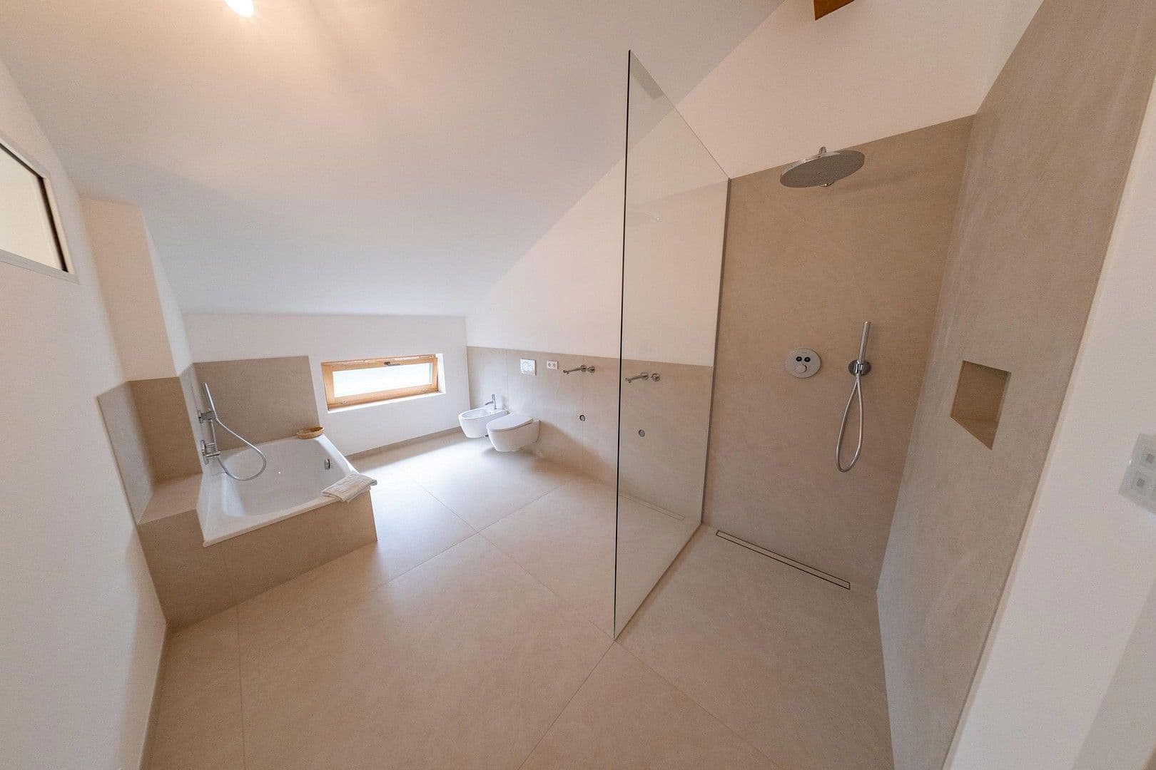 Prodej domu 260 m², pozemek 1.080 m², Karlsruhe, Bádensko-Württembersko Prodej domu 260 m², pozemek 1.080 m², Karlsruhe, Bádensko-Württembersko