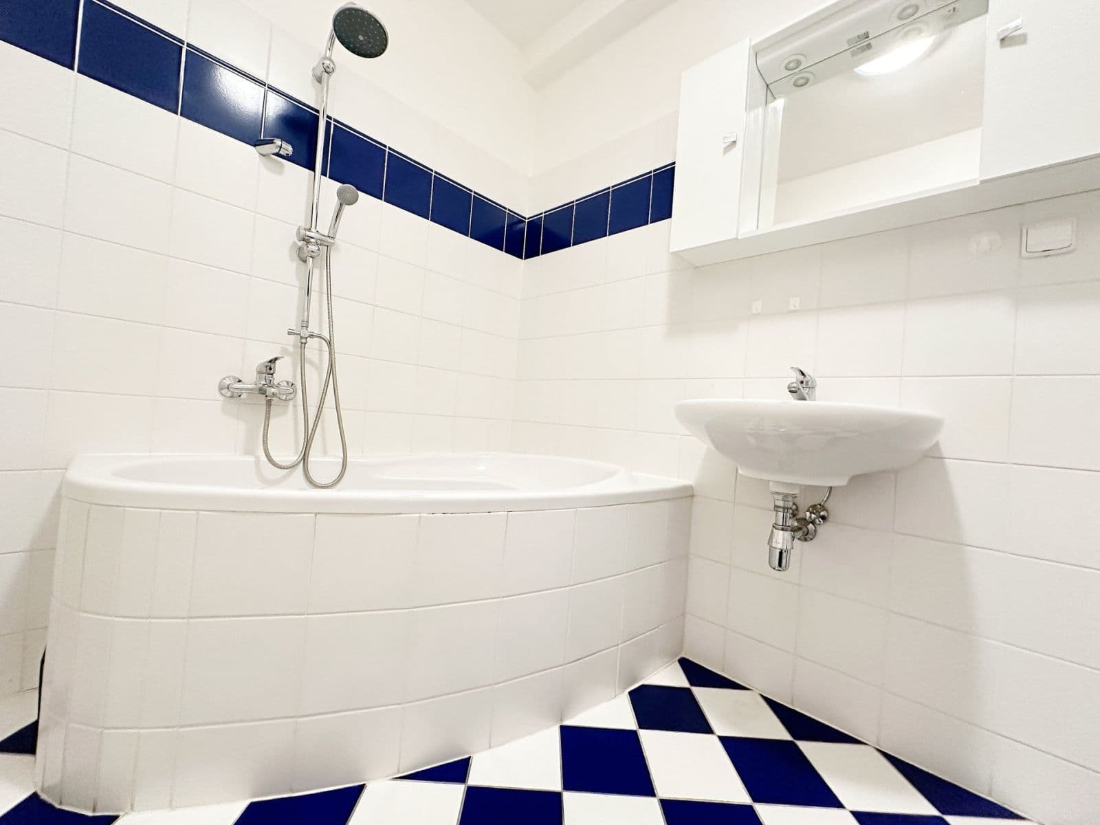 Pronájem bytu 2+kk 38 m², Nevanova, Praha, Praha Pronájem bytu 2+kk 38 m², Nevanova, Praha, Praha