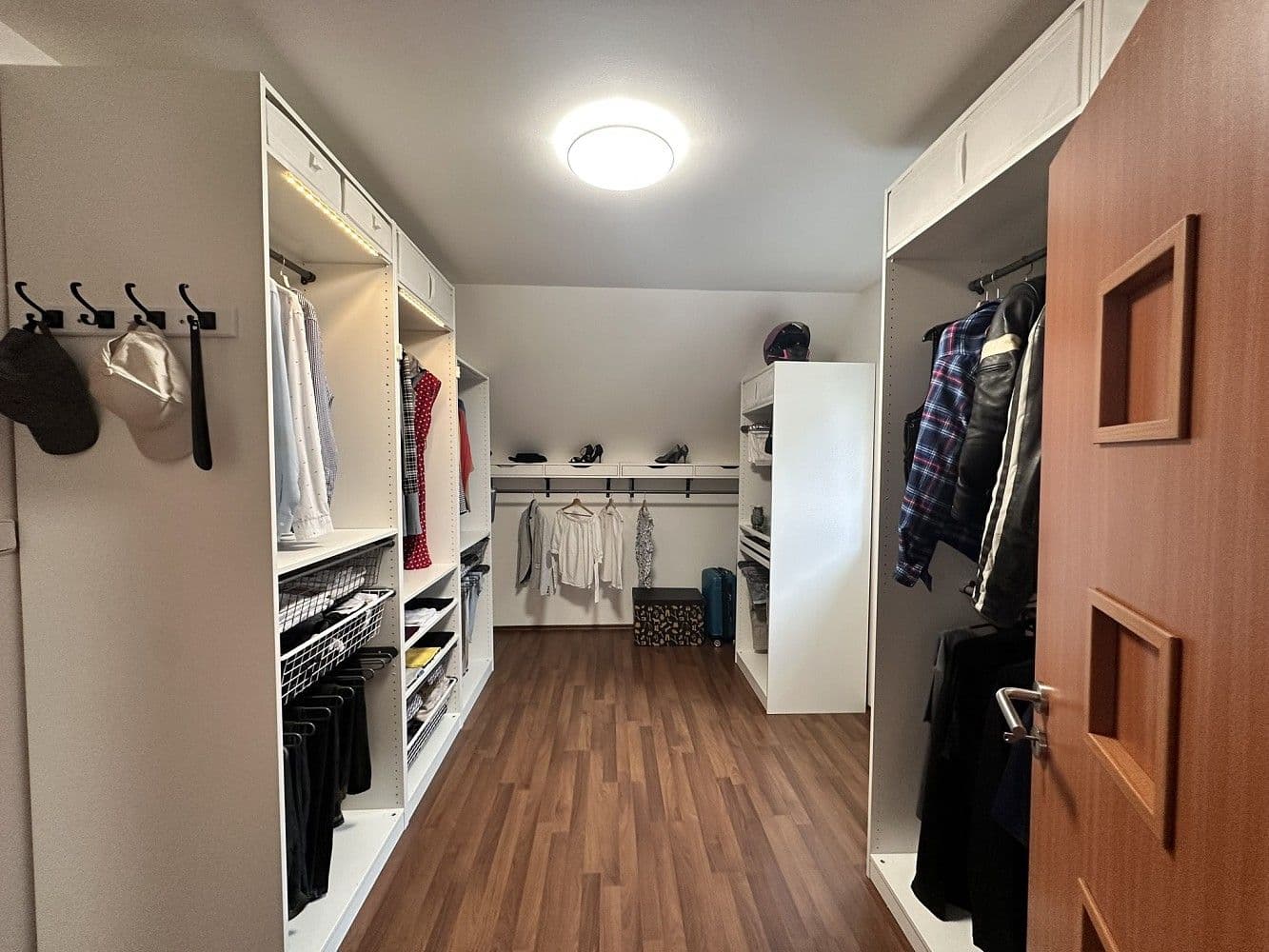 Prodej domu 235 m², pozemek 1.127 m², Zlatá, Středočeský kraj Prodej domu 235 m², pozemek 1.127 m², Zlatá, Středočeský kraj