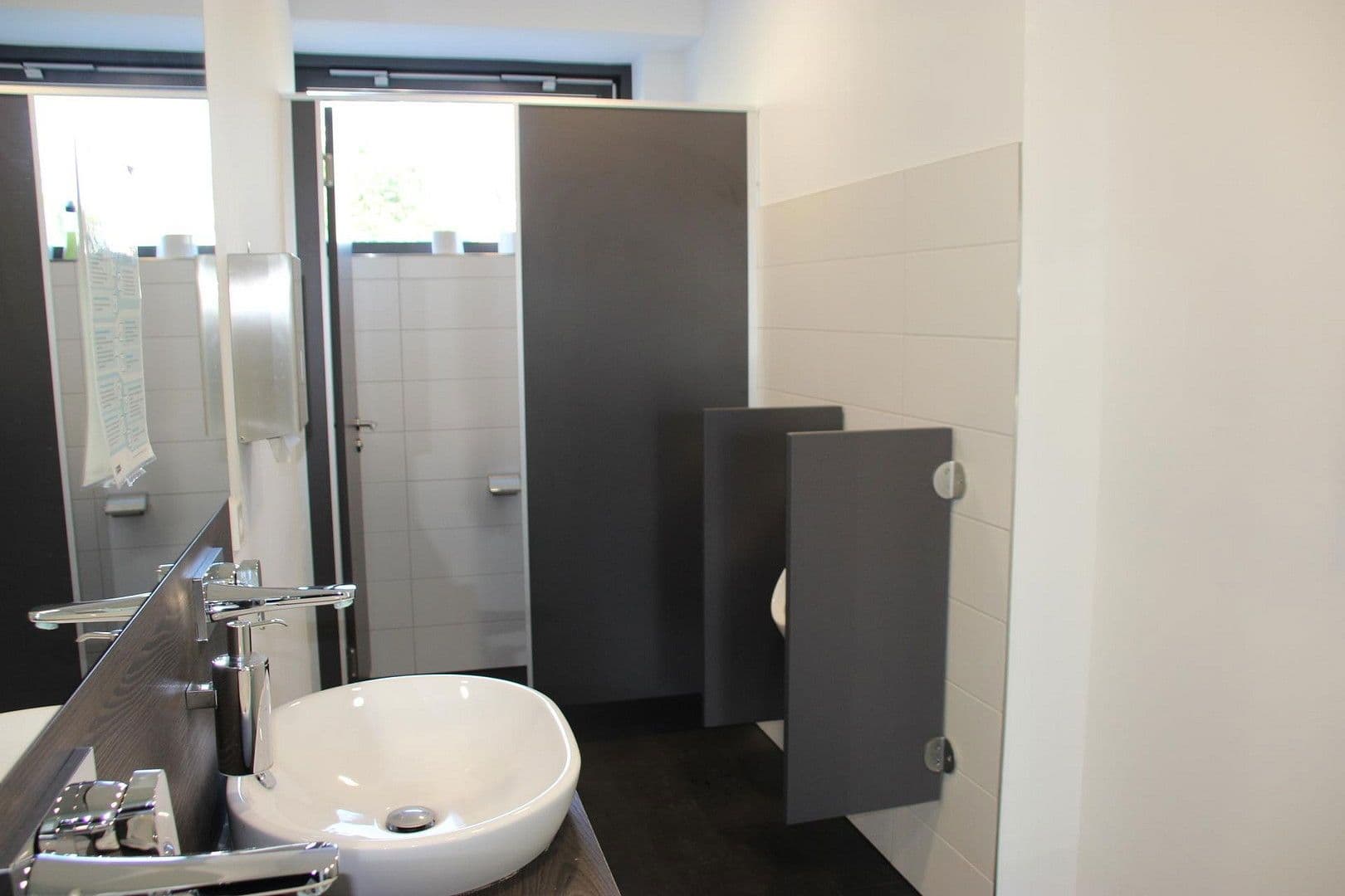 Pronájem nebytového prostoru 1.000 m², Franz-Grashof-Straße 5, Mannheim, Bádensko-Württembersko Pronájem nebytového prostoru 1.000 m², Franz-Grashof-Straße 5, Mannheim, Bádensko-Württembersko