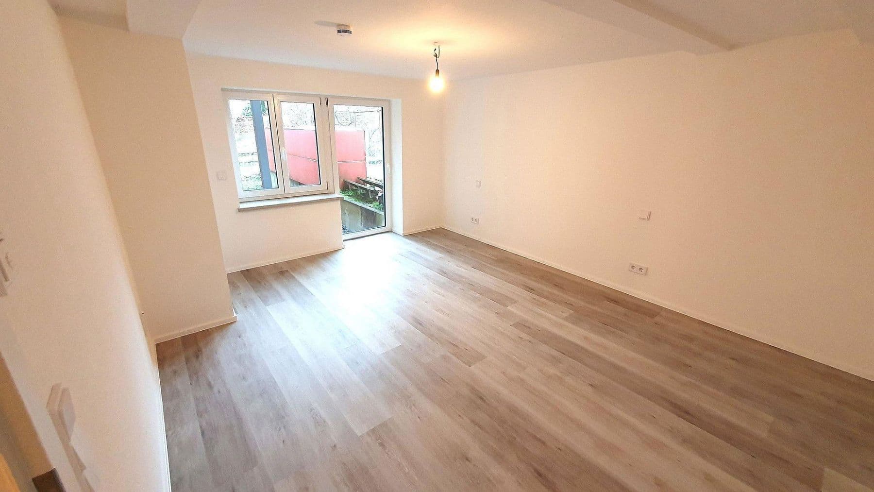 Pronájem bytu 2+1 70 m², Rheinstraße 14, Gailingen am Hochrhein, Bádensko-Württembersko Pronájem bytu 2+1 70 m², Rheinstraße 14, Gailingen am Hochrhein, Bádensko-Württembersko
