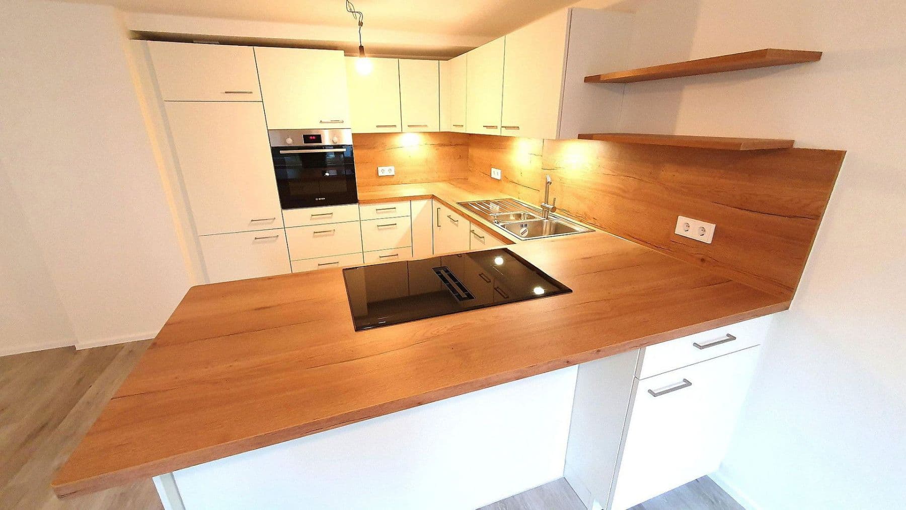 Pronájem bytu 2+1 70 m², Rheinstraße 14, Gailingen am Hochrhein, Bádensko-Württembersko Pronájem bytu 2+1 70 m², Rheinstraße 14, Gailingen am Hochrhein, Bádensko-Württembersko